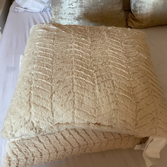 Selling gold decorative pillows and abstract art - Picture 2 of 4